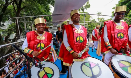 
				
					No último dia de folia baiana, Olodum embala folião pipoca no Circuito Osmar
				
				