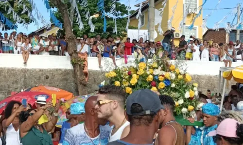 
				
					Cercado por multidão, balaio com presentes para Iemanjá é levado para o mar; veja fotos
				
				