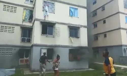 
				
					Jovem de 16 anos sofre queimaduras em 80% do corpo após incêndio atingir apartamento em Salvador
				
				