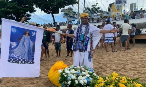 
				
					De calcinha a espumante francês: veja quais presentes os devotos colocam no balaio para Iemanjá
				
				