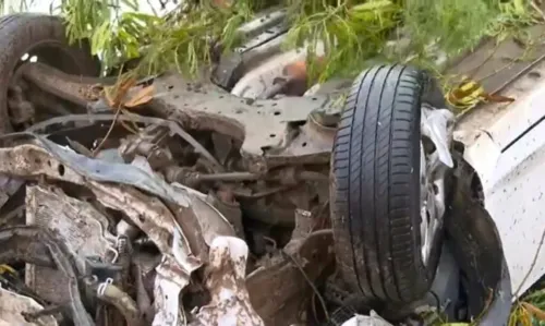 
				
					Carro fica destruído após capotar e bater em árvore na Avenida Paralela, em Salvador
				
				