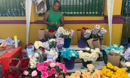 
				
					Vendedores de flores relatam baixo movimento em festa de Iemanjá; veja quanto custam as rosas
				
				