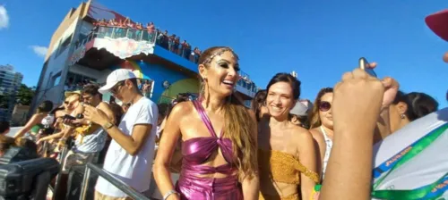 
				
					Fotos: veja os famosos que curtem o terceiro dia do Carnaval
				
				