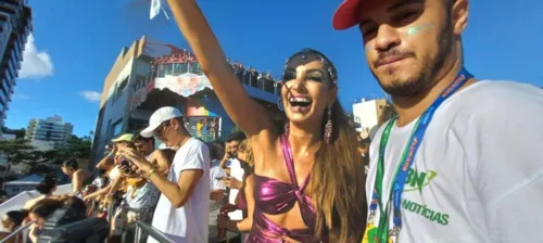 
				
					Fotos: veja os famosos que curtem o terceiro dia do Carnaval
				
				