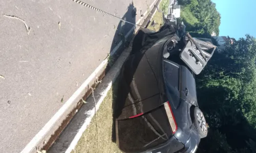 
				
					Motorista perde controle do carro e capota na Av. Luís Eduardo Magalhães
				
				