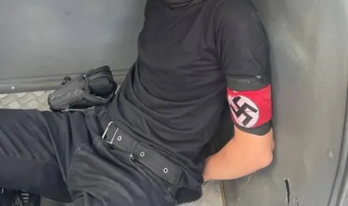 
				
					Adolescente é detido após atentado terrorista com bomba caseira em escola; ele usava símbolo nazista
				
				