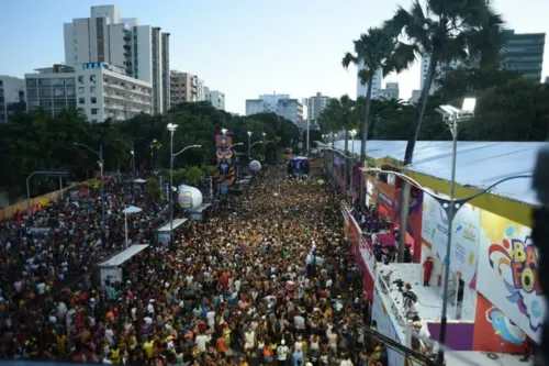 
				
					Após mais de 3h de atraso, BaianaSystem inicia desfile e arrasta multidão no circuito Osmar
				
				