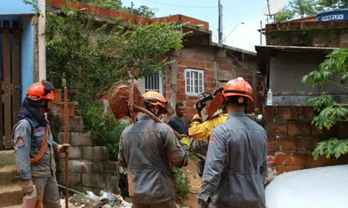 
				
					Bombeiros suspendem as buscas em São Sebastião, litoral de São Paulo, por causa das chuvas
				
				