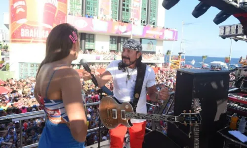 
				
					Segundo dia de Carnaval de Salvador tem paquera de Anitta, flagra de brigas e atraso de trio; confira
				
				