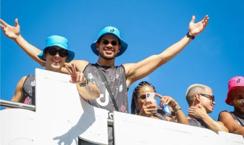 
				
					Fotos: Famosos marcam presença no segundo dia do Carnaval
				
				