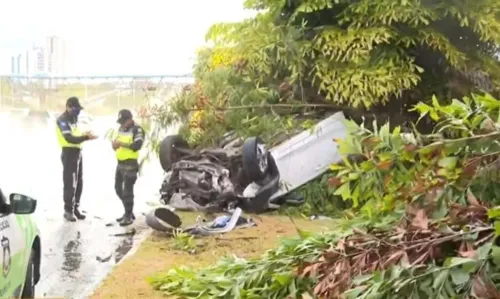 
				
					Carro fica destruído após capotar e bater em árvore na Avenida Paralela, em Salvador
				
				