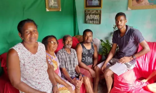 
				
					Idoso cai em buraco e é reencontrado por vizinho após 4 dias na Bahia
				
				