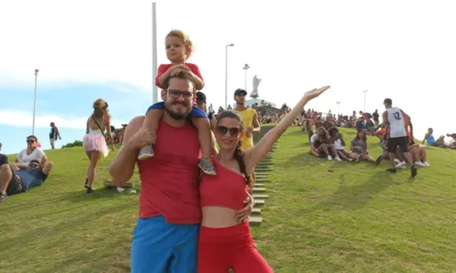 
				
					Furdunço reúne multidão em clima de retomada de carnaval com muitas fantasias, famílias e inclusão em Salvador
				
				