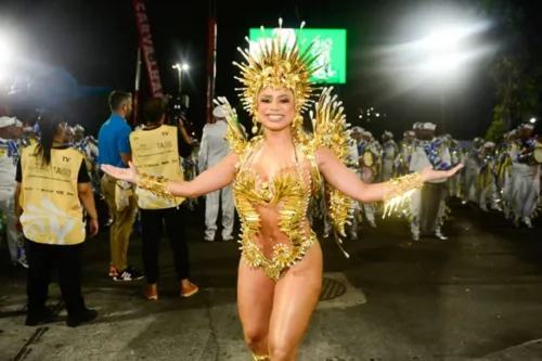 
				
					Galeria de fotos: famosas desfilam na 1ª noite das escolas de samba do Rio
				
				