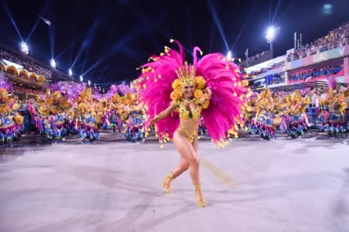 
				
					Galeria de fotos: famosas desfilam na 1ª noite das escolas de samba do Rio
				
				