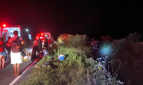 
				
					Cinco pessoas ficam feridas em acidente com ônibus no oeste da Bahia
				
				