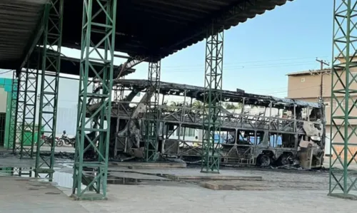 
				
					Ônibus pega fogo dentro de rodoviária de cidade do oeste da Bahia
				
				