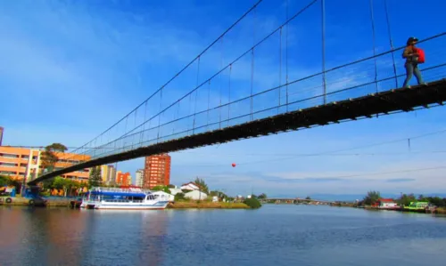 
				
					Ponte rompe e foliões caem em rio entre RS e SC; bebê de 1 ano e mãe estão entre desaparecidos
				
				