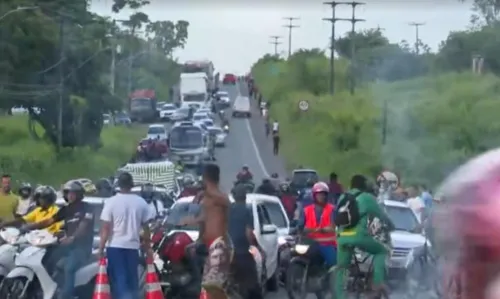 
				
					Moradores do sul da Bahia bloqueiam trecho da BR-415 em protesto pela interrupção do aluguel social
				
				