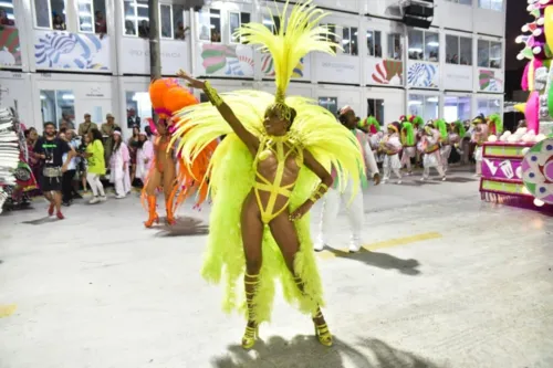 
				
					Galeria de fotos: famosas desfilam na 1ª noite das escolas de samba do Rio
				
				