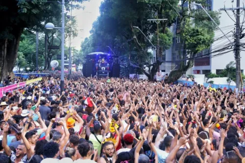 
				
					Carnaval de Salvador chega ao 4º dia com saída dos Filhos de Gandhy, pipoca da BaianaSystem e Cláudia Leitte
				
				