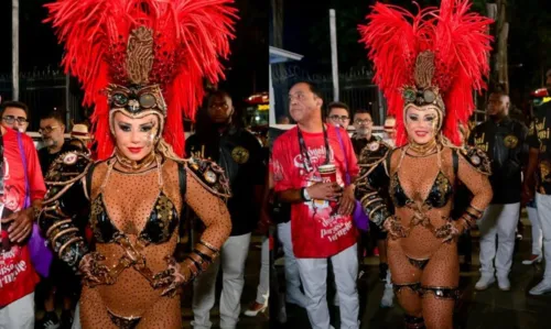 
				
					Galeria de fotos: famosas desfilam na 1ª noite das escolas de samba do Rio
				
				