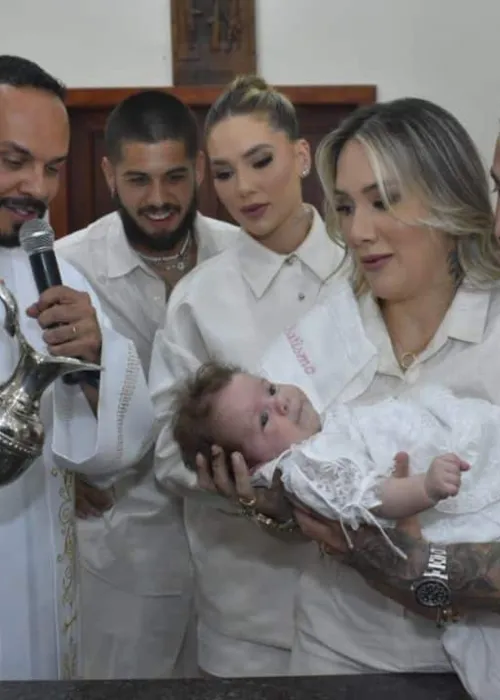 
				
					Virgínia e Zé Felipe batizam filhas em Goiânia; veja fotos
				
				