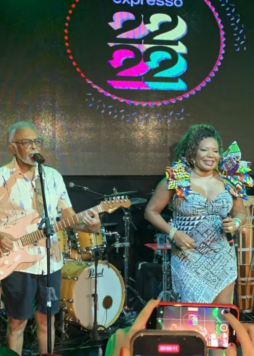 
				
					Margareth Menezes e Gilberto Gil são ovacionados em show no Expresso 2222; veja
				
				