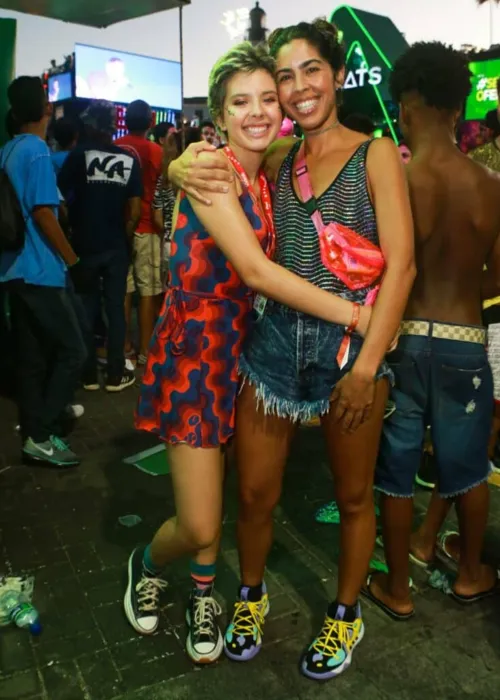 
				
					Fotos: Famosos marcam presença no segundo dia do Carnaval
				
				