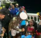 
                  Ambulante e filha cadeirante são surpreendidas por Carlinhos Brown no circuito Dodô: 'um carinho muito grande'
