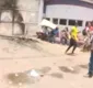 
                  Agentes da Guarda Municipal jogam bomba contra ambulantes em frente à Semop, em Salvador; veja vídeo