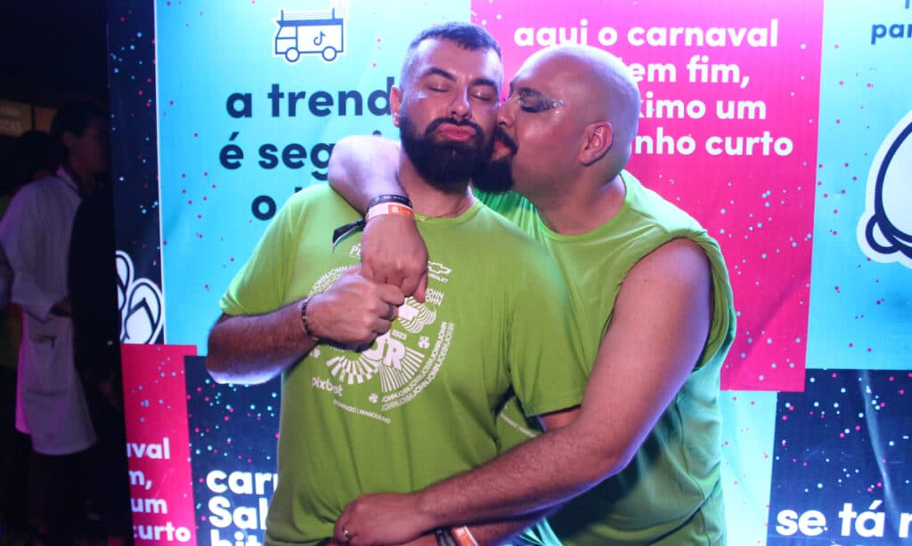 Tiago Abravanel curte carnaval de Salvador com marido e relembra