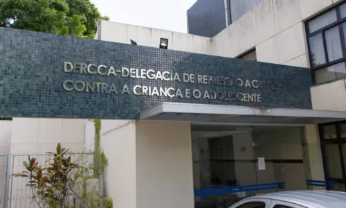 
				
					Mãe é presa em flagrante por obrigar filhos a pedir dinheiro no bairro da Graça, em Salvador
				
				