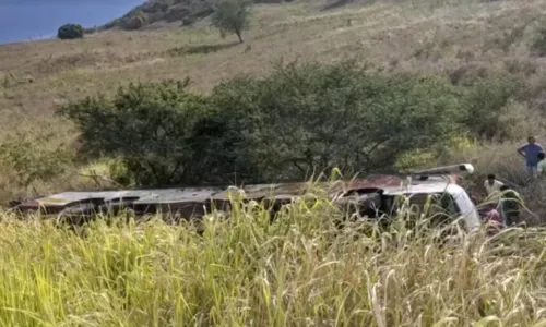 
				
					Duas pessoas morrem e 9 ficam feridas em acidente com ônibus no interior da Bahia
				
				
