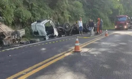 
				
					Motorista morre e 2 pessoas ficam feridas em acidente com caminhão no sudoeste da Bahia
				
				