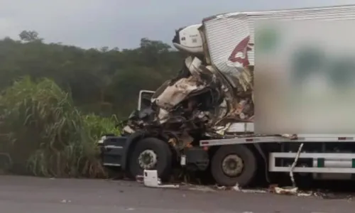 
				
					Vinte e cinco pessoas ficam feridas em acidente com ônibus no oeste da Bahia
				
				