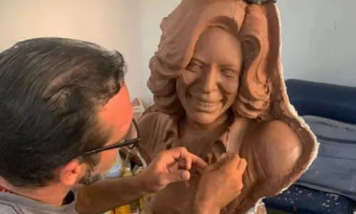 
				
					Glória Maria é homenageada com busto em inauguração de praça em Lauro de Freitas
				
				