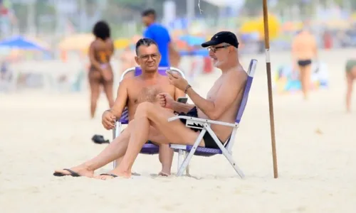 
				
					Marcos Caruso curte dia de folga com namorado em praia no Rio de Janeiro
				
				