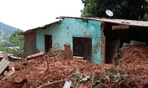 
				
					Chuvas em SP: São Sebastião transfere desabrigados para rede hoteleira
				
				