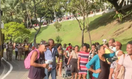 
				
					Mulheres formam fila quilométrica para consultas e exames gratuitos em Salvador
				
				