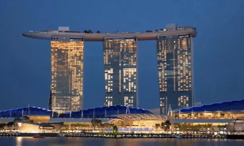 
				
					Lore Improta e Léo Santana se hospedam em um dos maiores hotéis do mundo, em Singapura
				
				