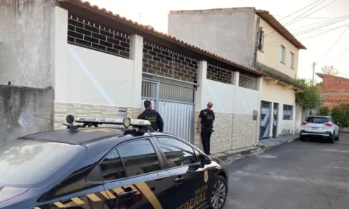 
				
					Polícia Federal cumpre mandados na Bahia e no Paraná contra tráfico internacional de armas
				
				