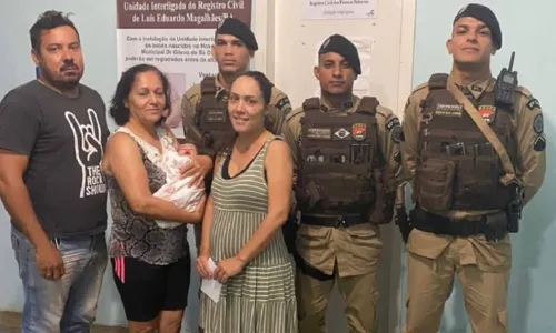 
				
					Recém-nascido de 15 dias é salvo por militares após engasgar com leite materno
				
				