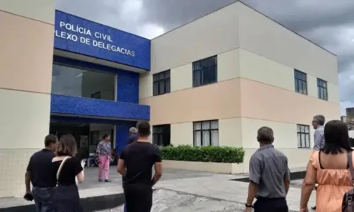 
				
					Quinze servidores da Câmara de Feira de Santana são afastados após suspeita de irregularidade
				
				