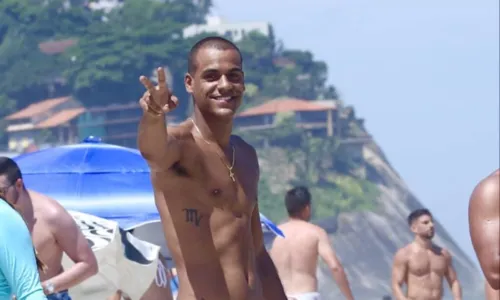
				
					Marcello Melo Jr aproveita sol ao lado de amigos em praia do Rio de Janeiro
				
				