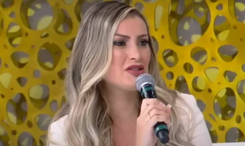 
				
					Andressa Urach se irrita com entrevista e detona apresentadora: 'Deixa de ser ignorante'
				
				