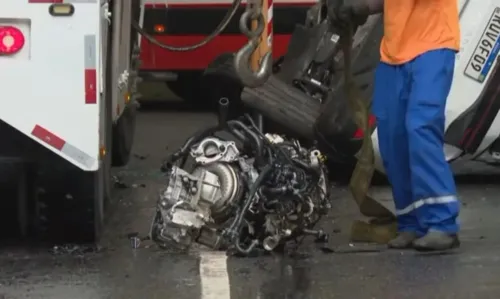 
				
					Morre advogado ferido em colisão no túnel da Av. Luís Eduardo Magalhães, em Salvador
				
				