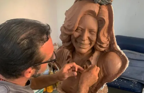 
				
					Glória Maria é homenageada com busto em inauguração de praça em Lauro de Freitas
				
				