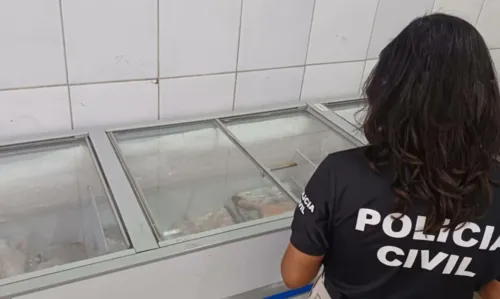 
				
					Oito toneladas de peixes sem condições de consumo são retiradas de mercado em Salvador
				
				