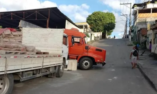 
				
					Caminhão de cimento bate em muro e interdita parcialmente ladeira em Águas Claras
				
				